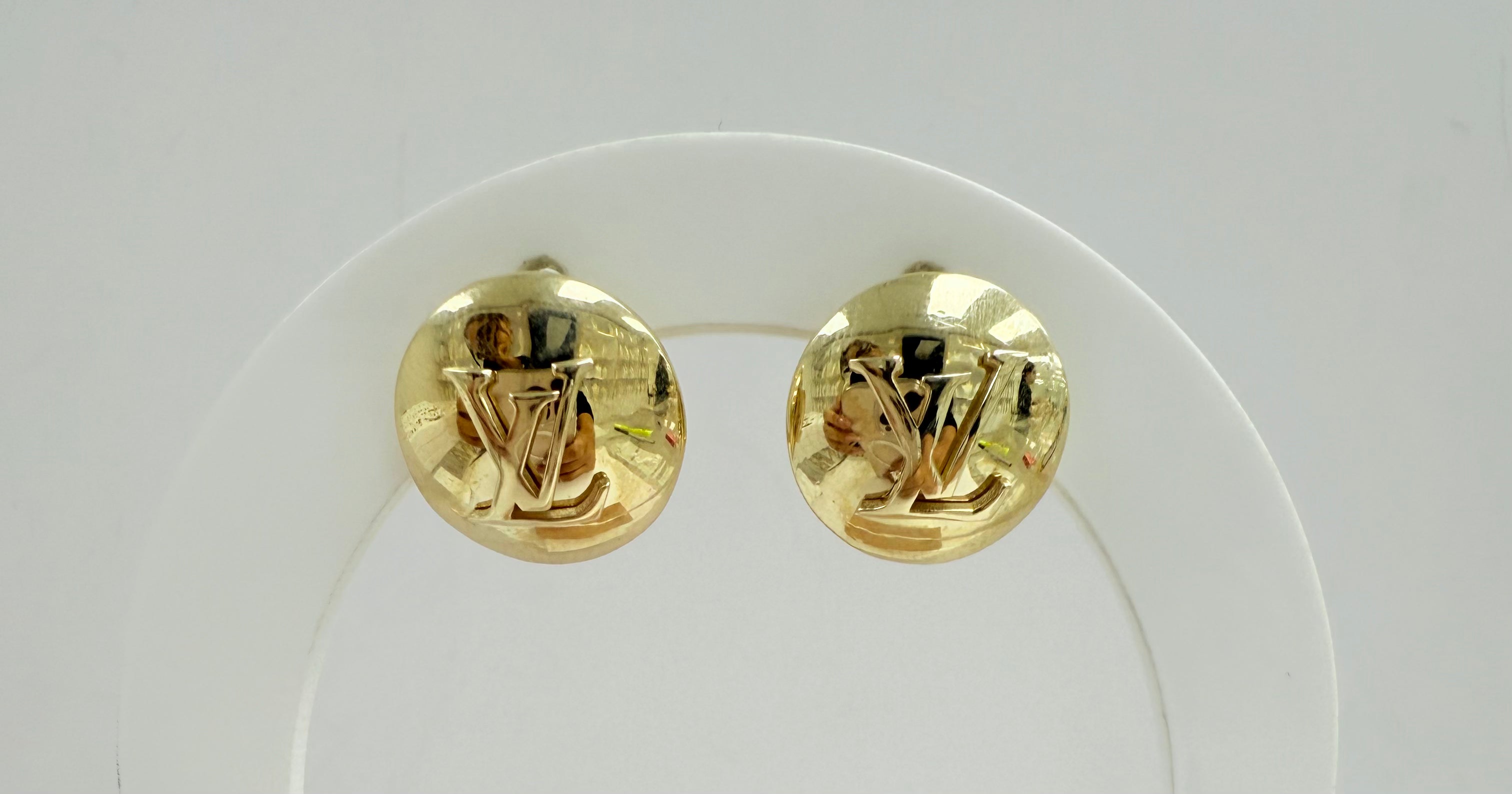 Aretes LV con cierre omega 10k