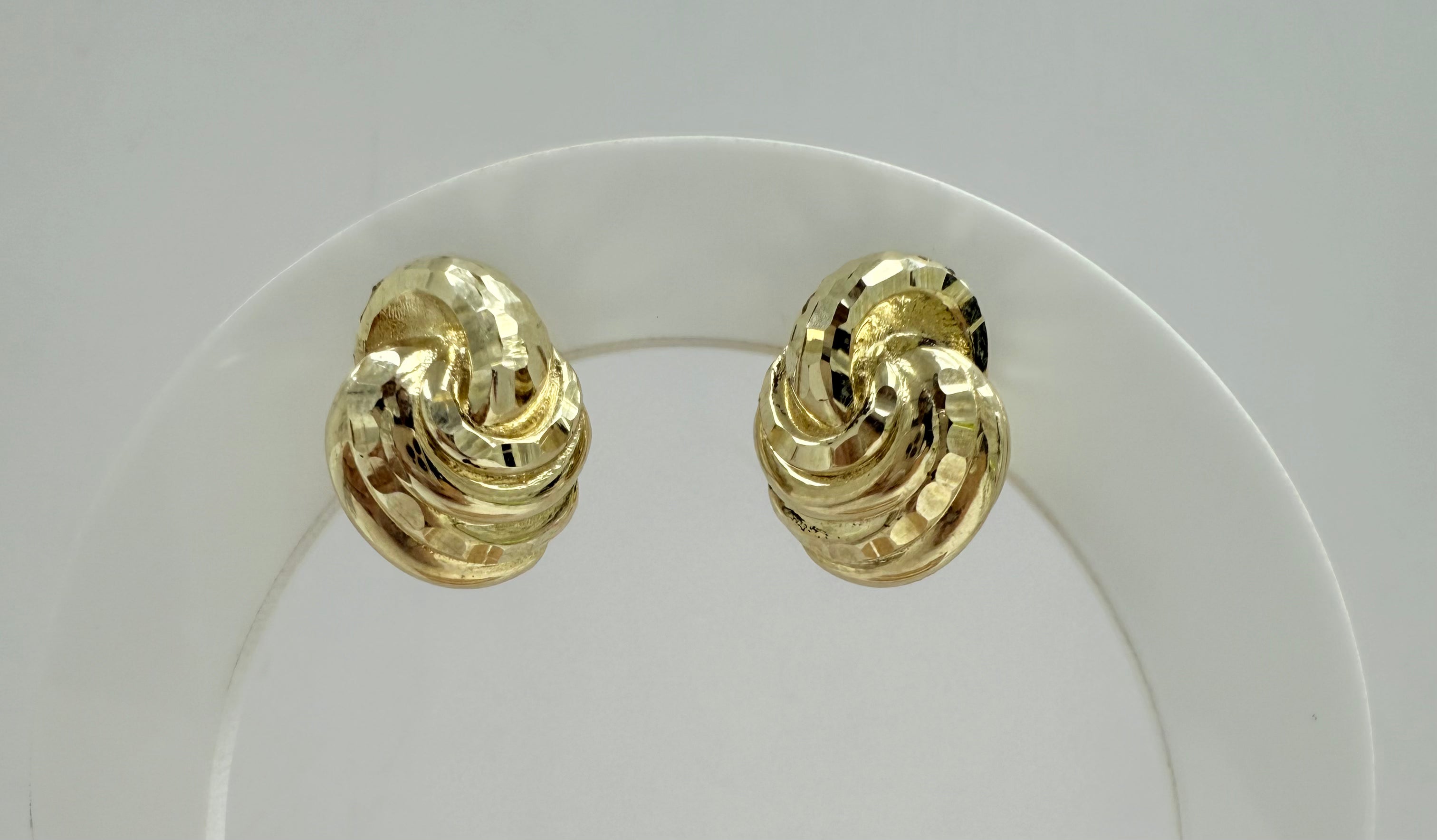 Aretes con cierre omega 10k