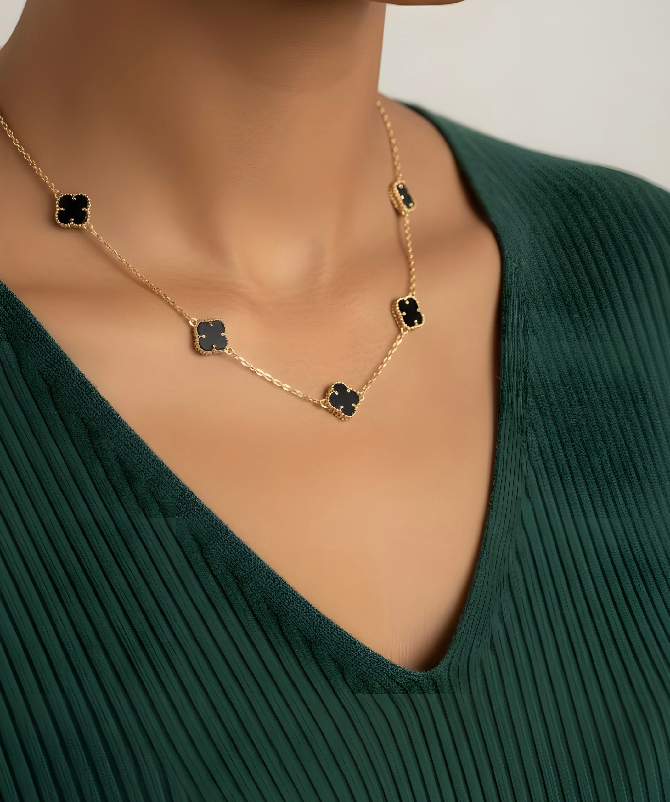 Cadena de 5 clover pequeños oscuros