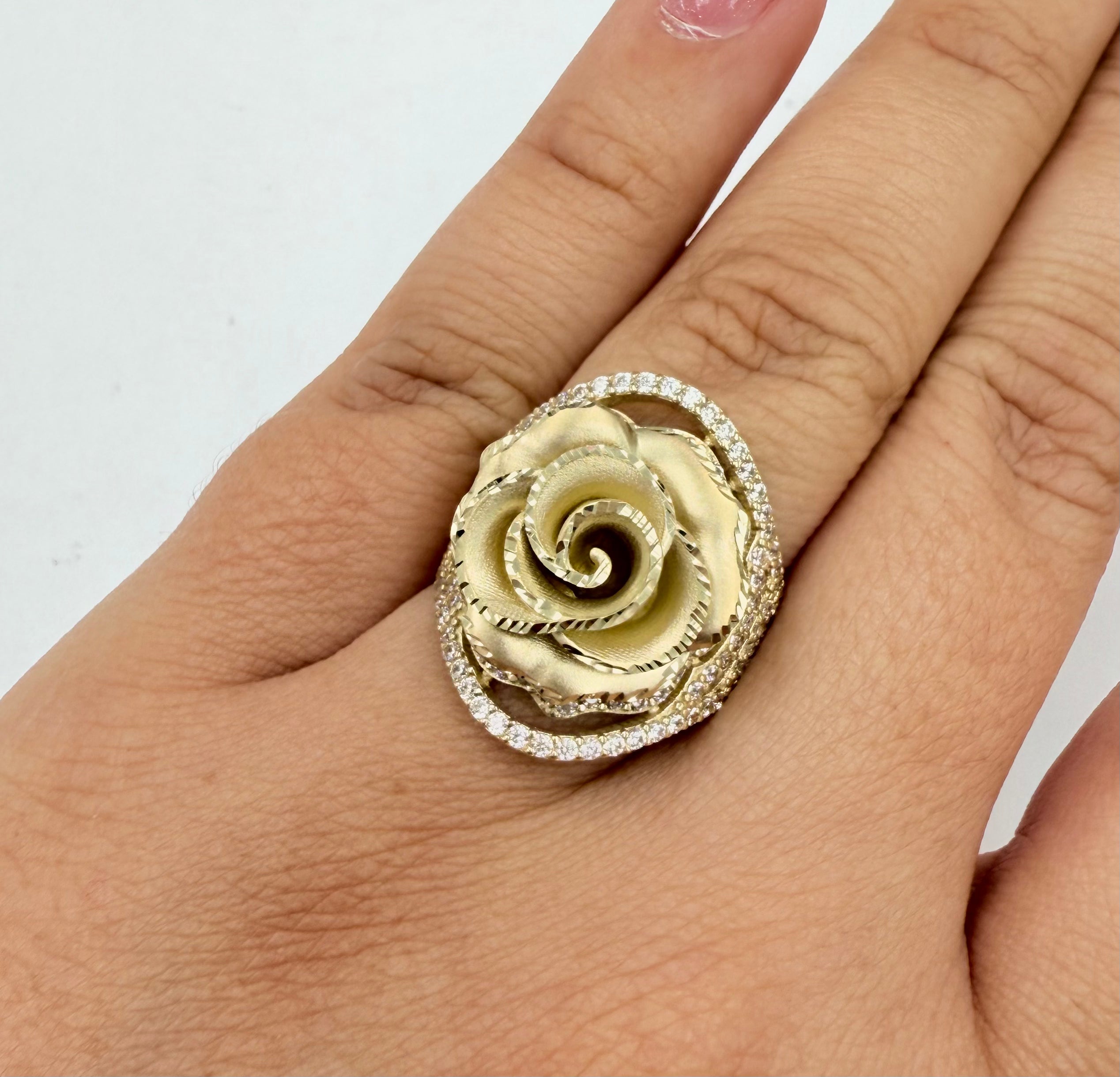 Anillo grande de rosa 10k
