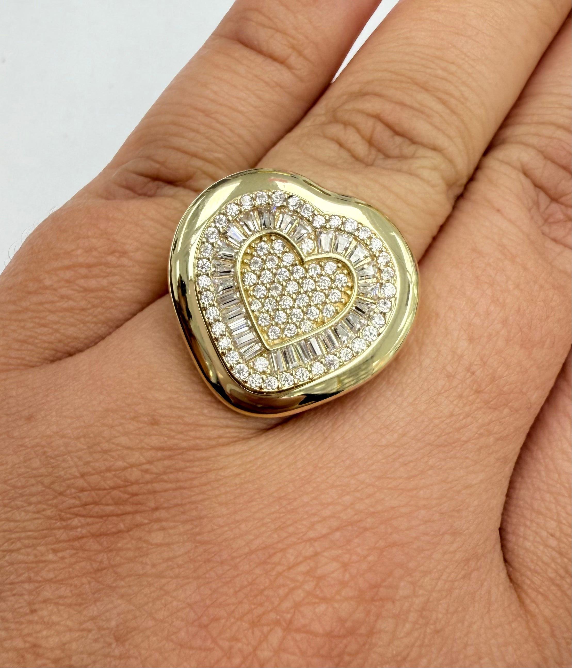 Anillo de corazón grande con piedras 10k