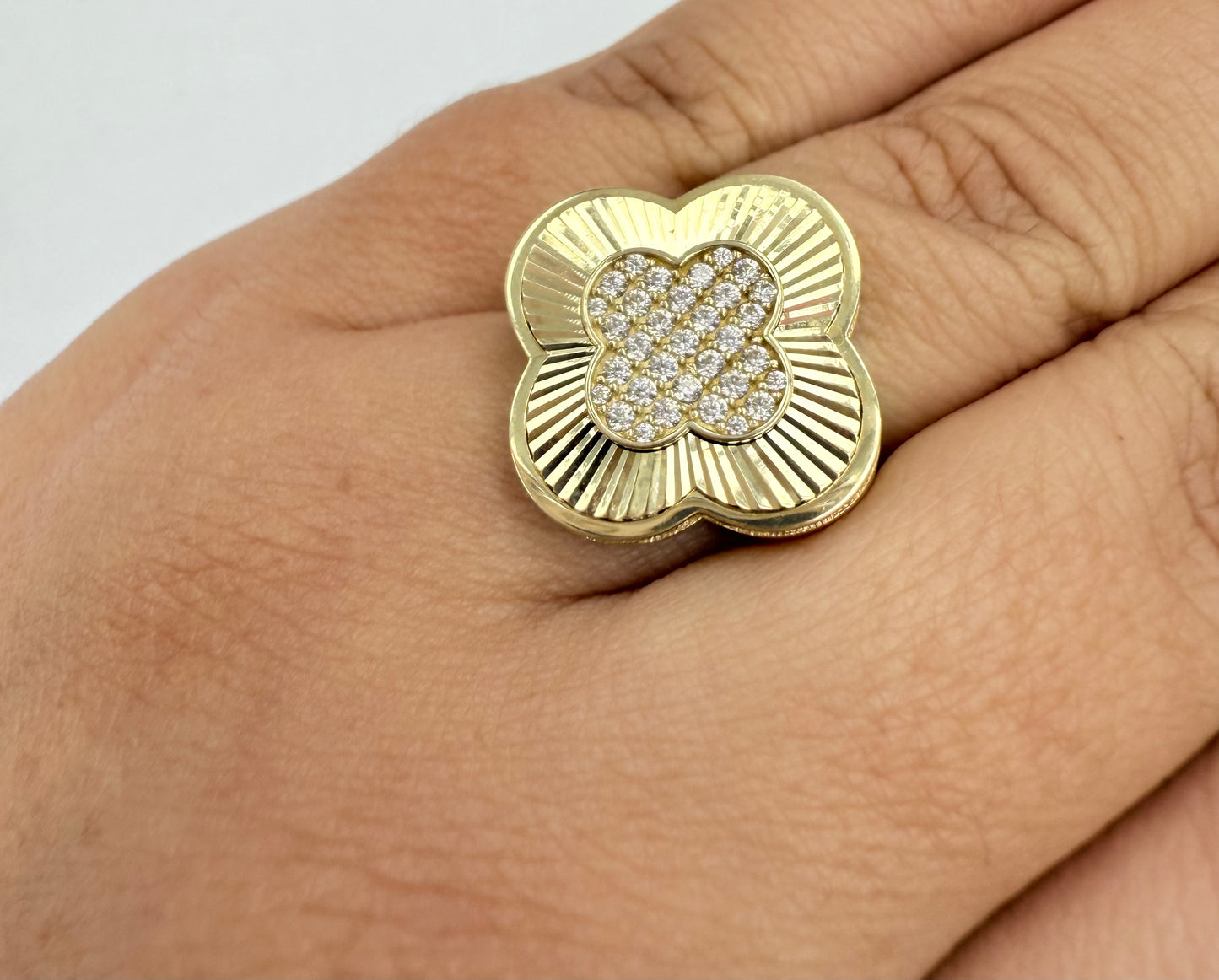 Anillo de flor grande con piedra 10k