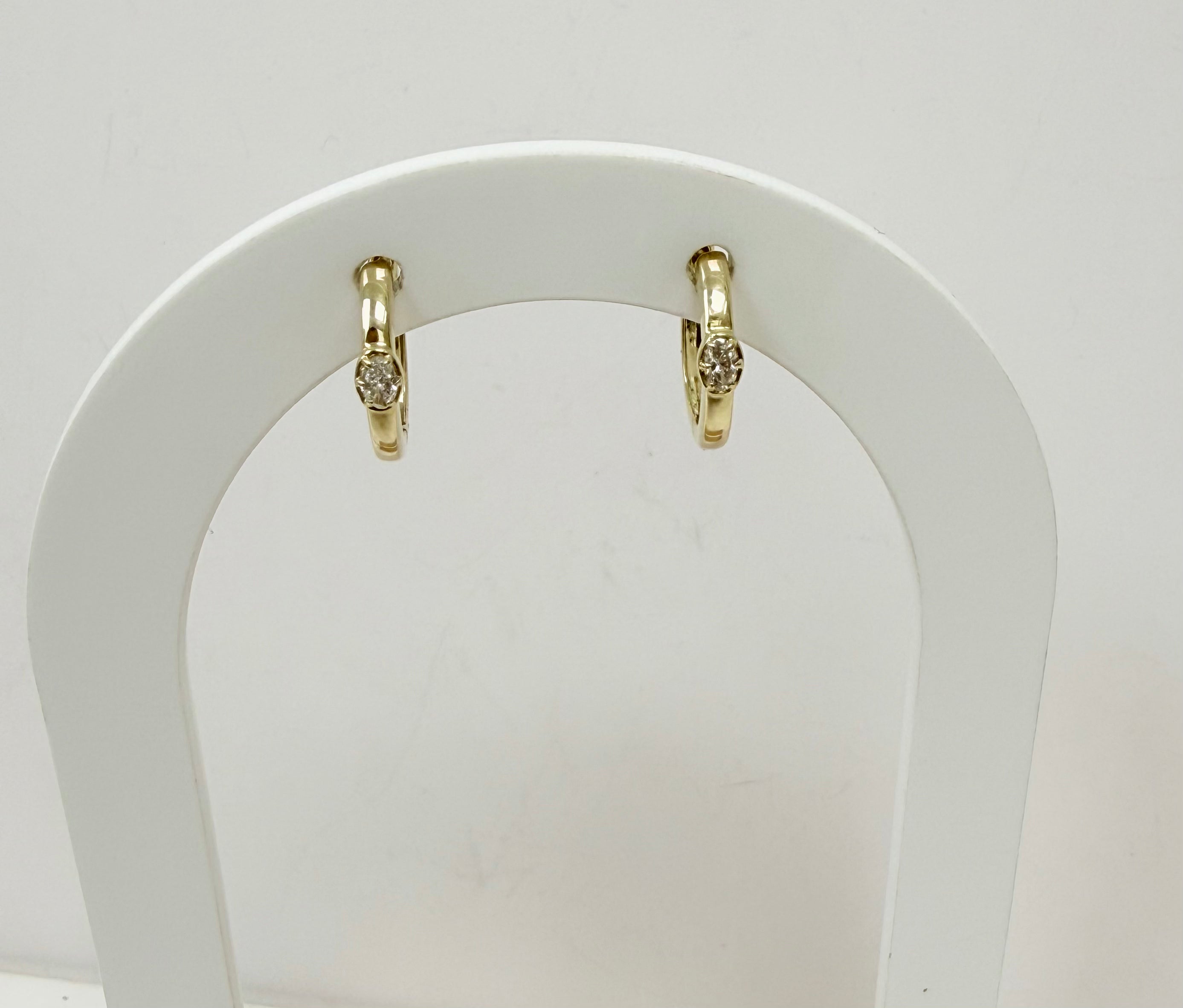 Argollas pequeñas 14k diamante creado