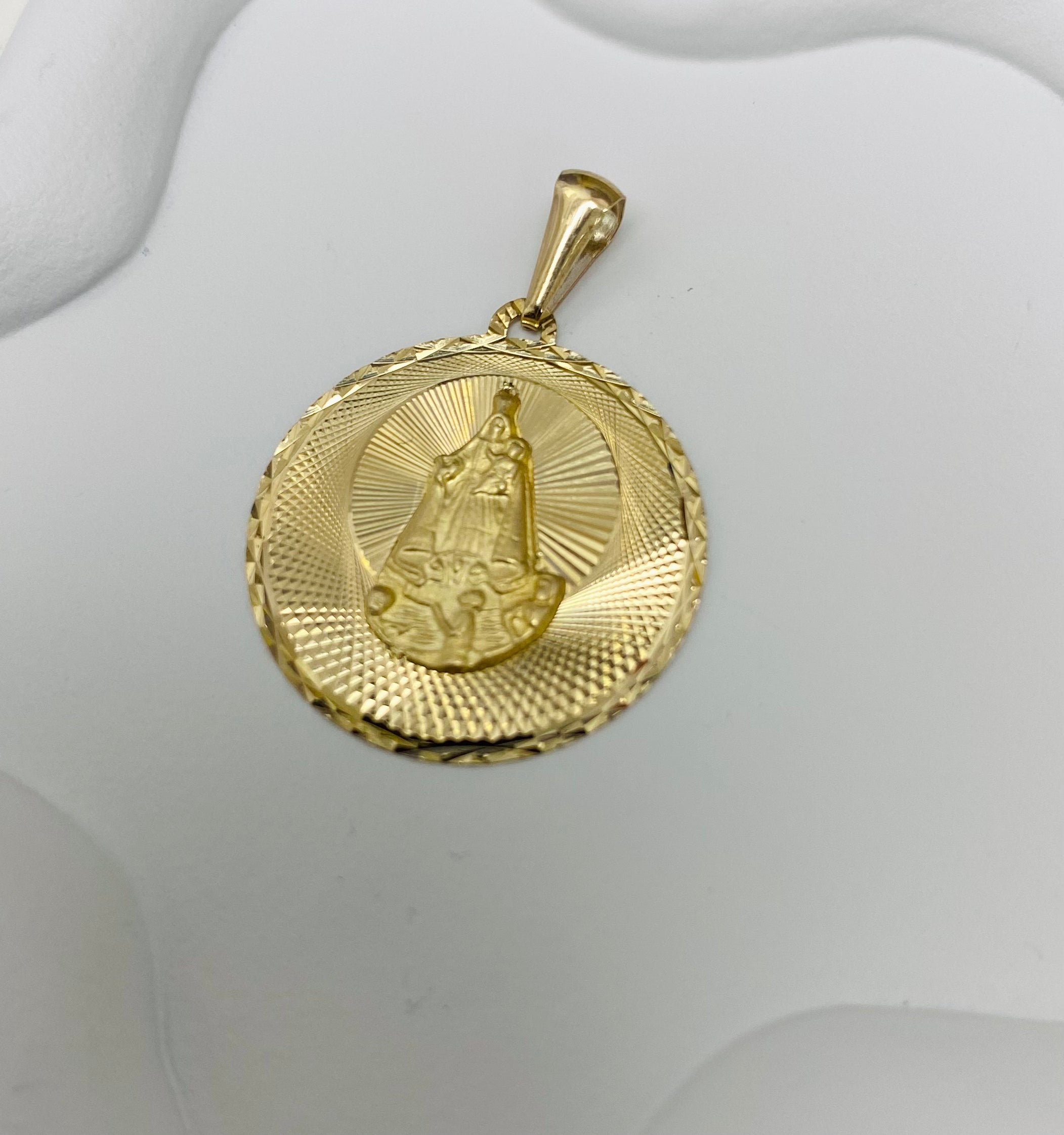 Dije caridad del cobre 10k