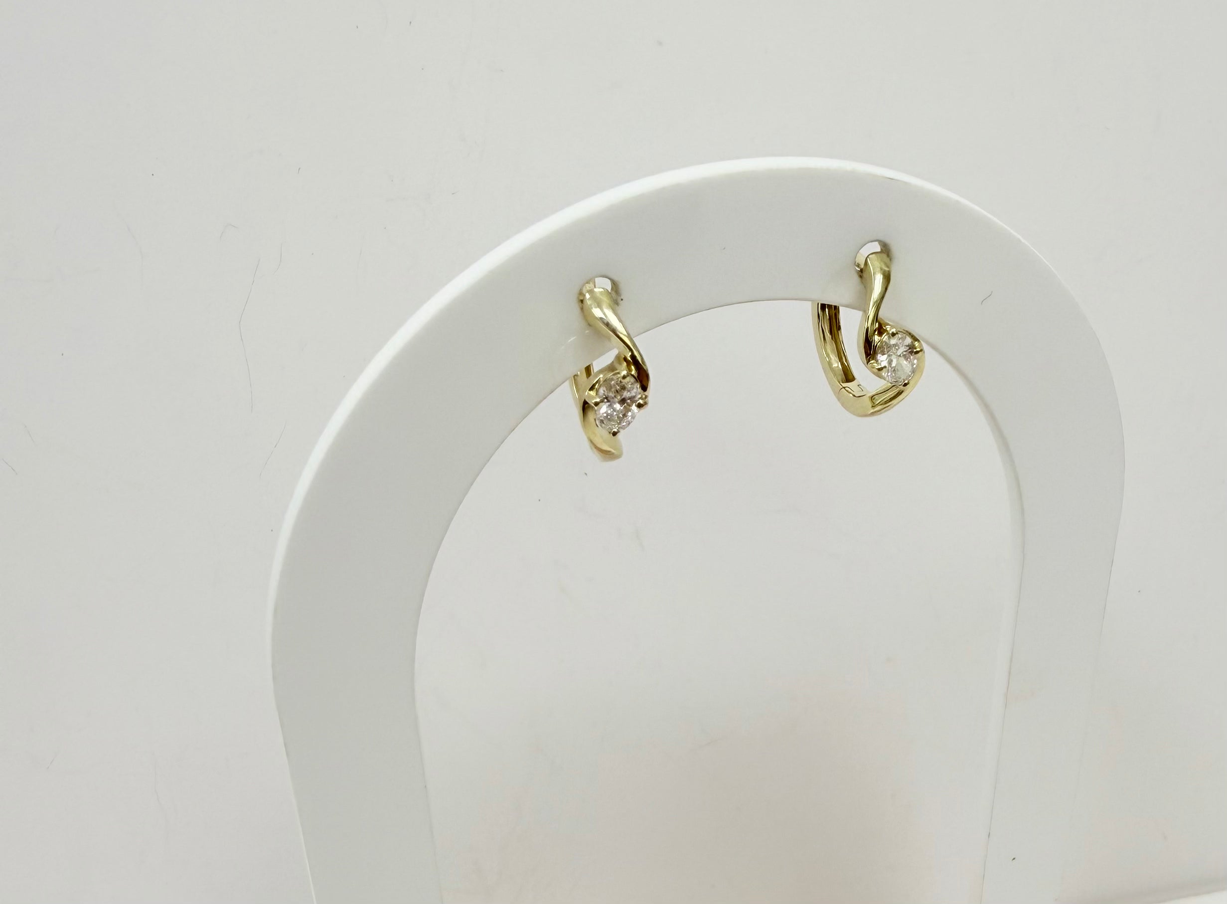 Argollas pequeñas 14k diamante creado