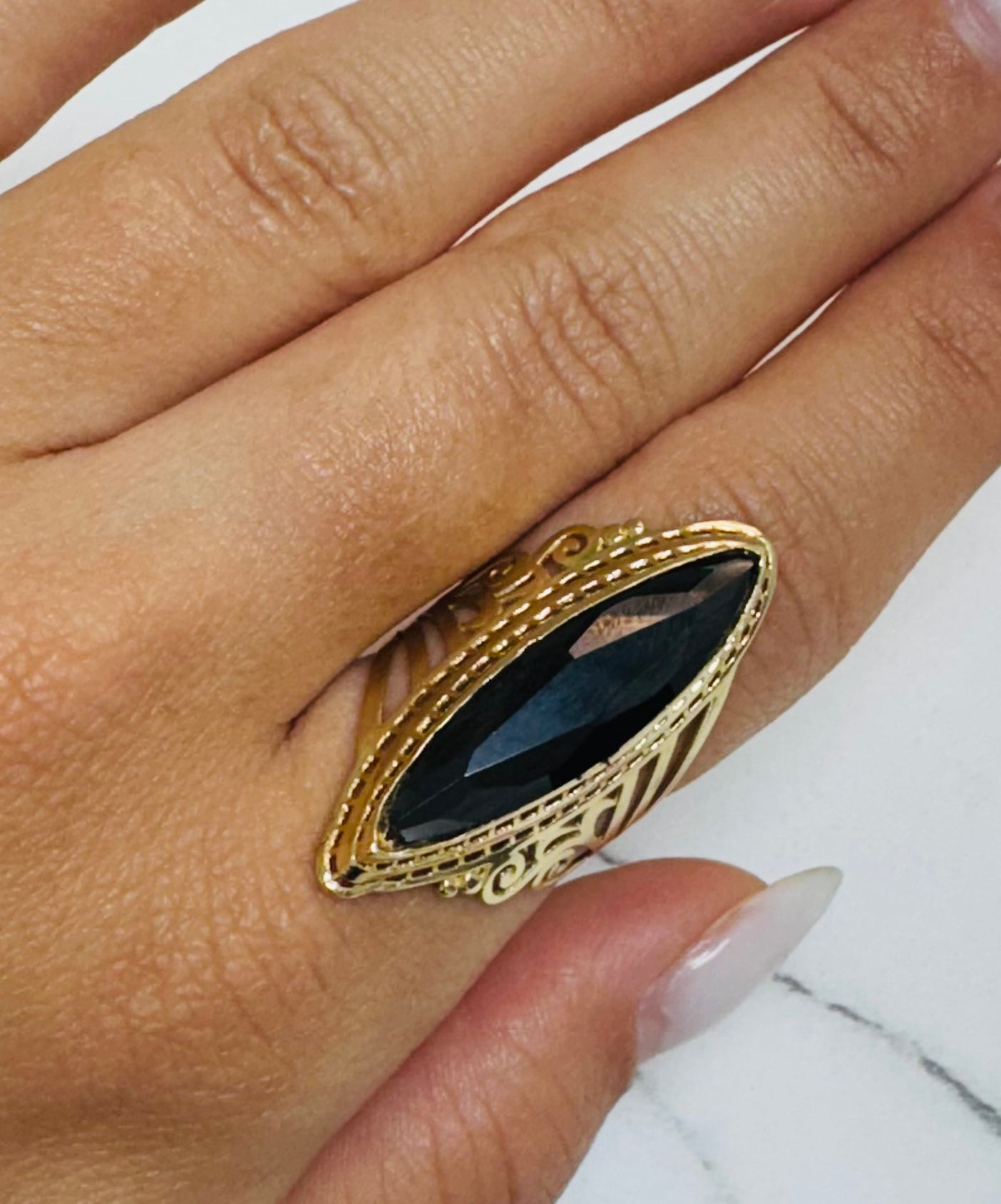 Anillo almendrado color negro 10k