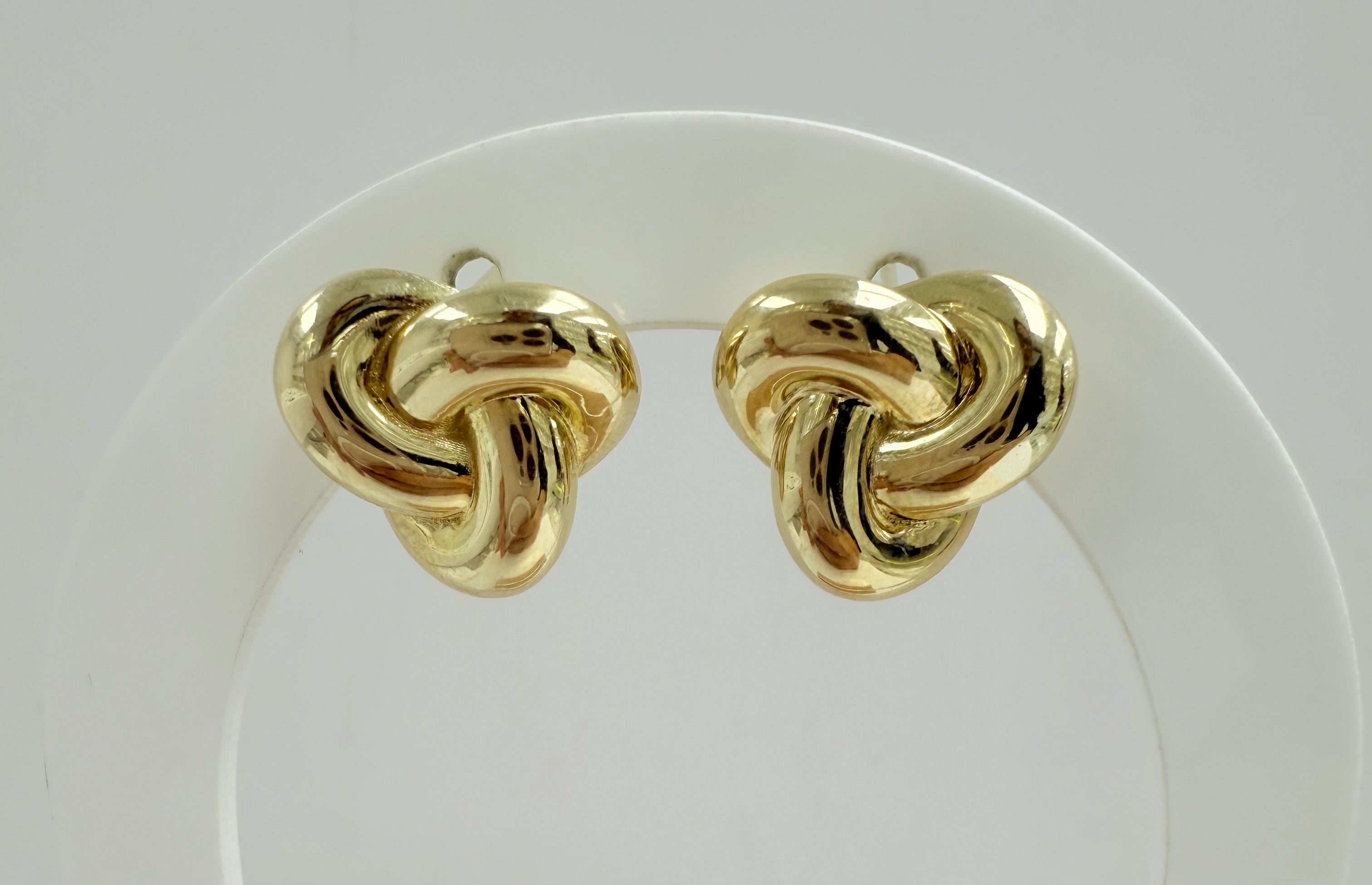 Aretes nudo con cierre omega 10k