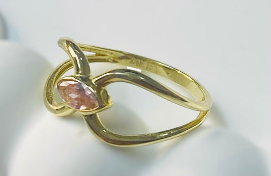 Anillo entrelazado con piedra rosada 14k