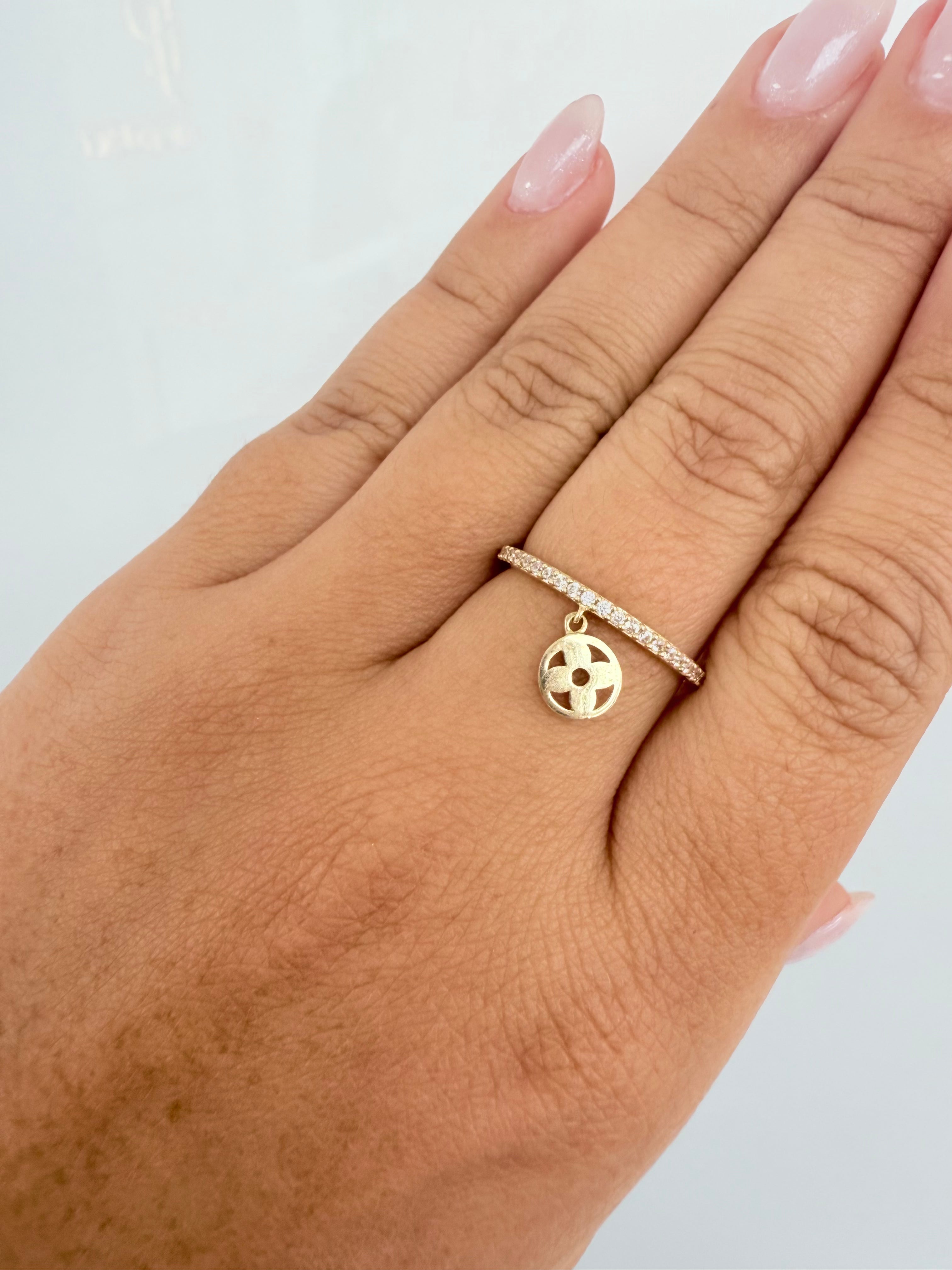 Anillo de banda de piedras con colgantes 10k