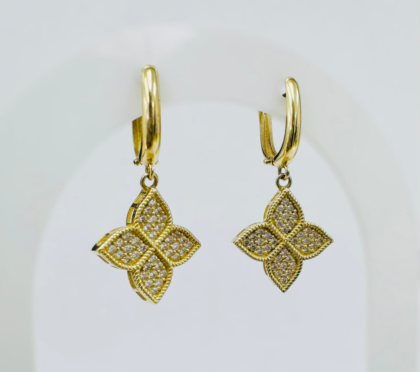 Aretes de flor colgante 14k