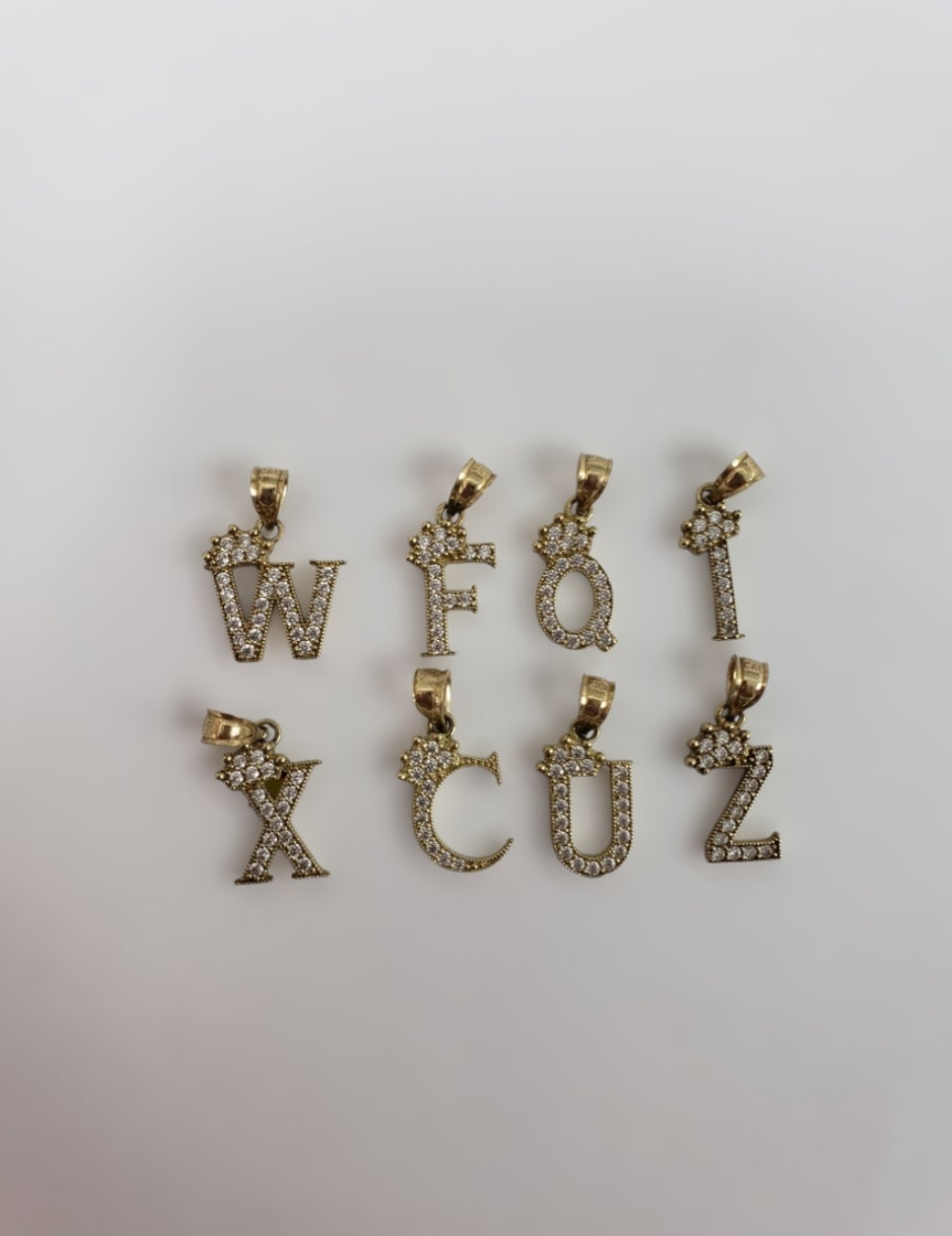 Dije de letra de inicial pequeñas 10K