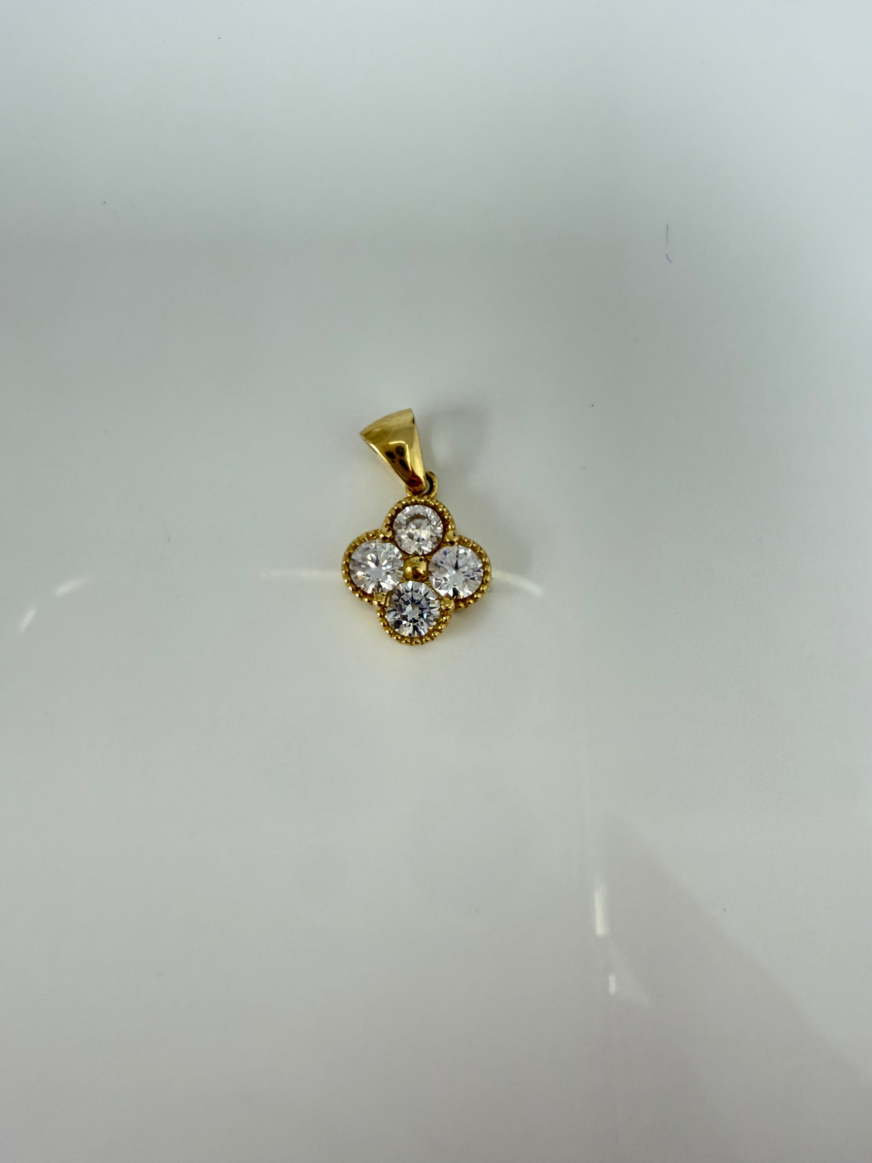 Dije de flor pequeña 14k