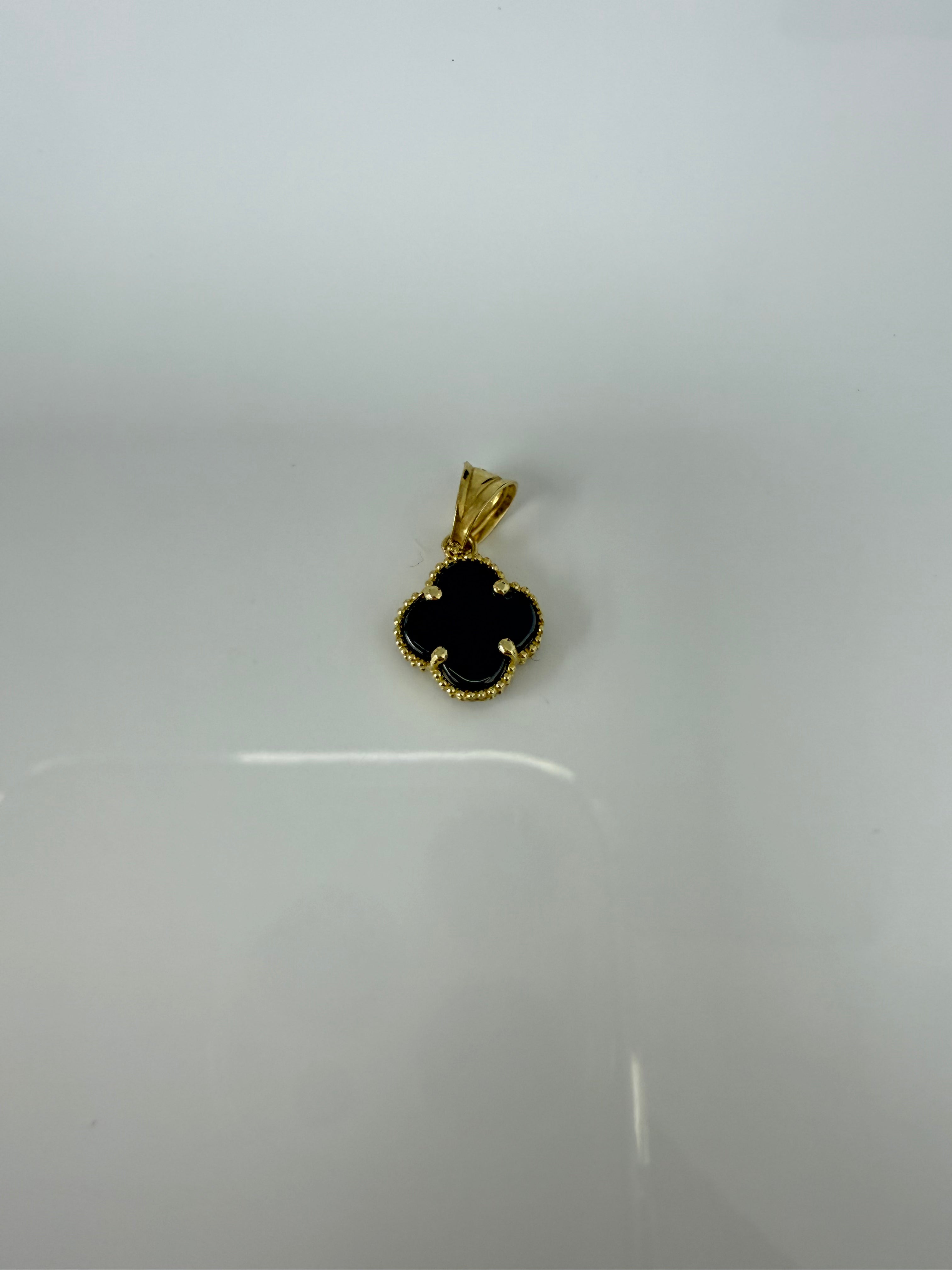 Dije de clover pequeño oscuro 10k