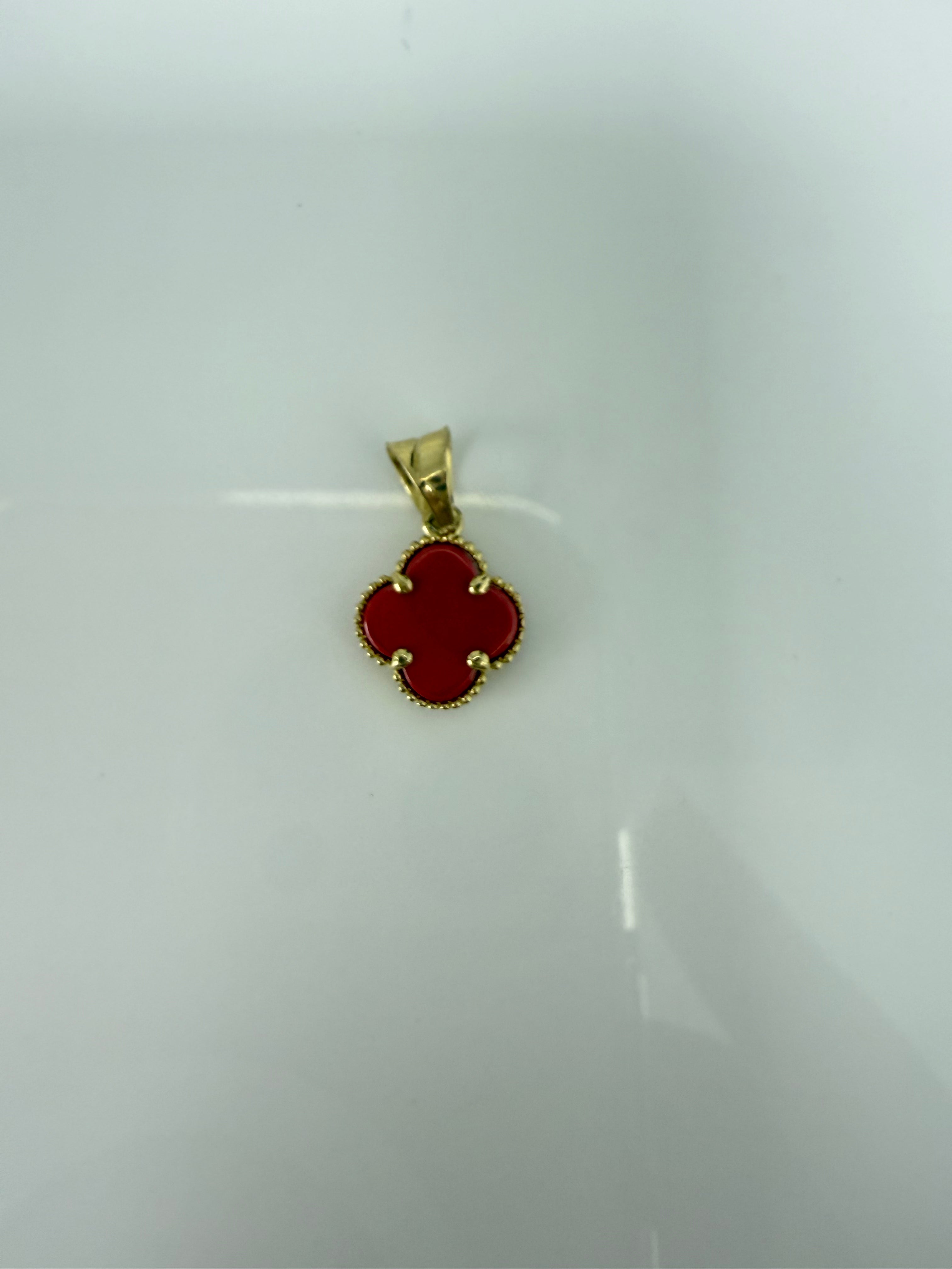 Dije de clover rojo pequeño 10k