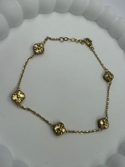 Pulsera de flores negra y dorada 10K