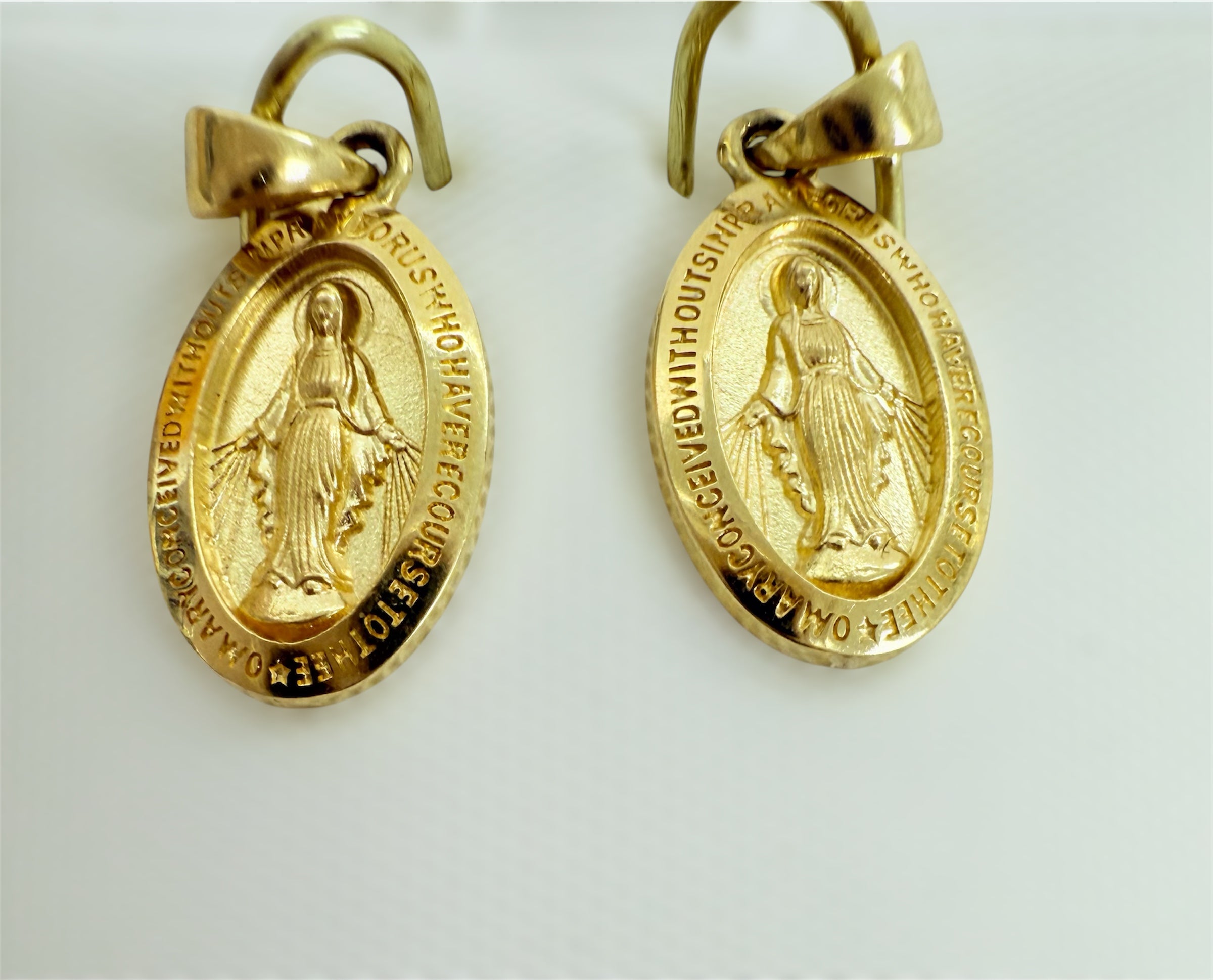 Dije pequeño de la Milagrosa 14K