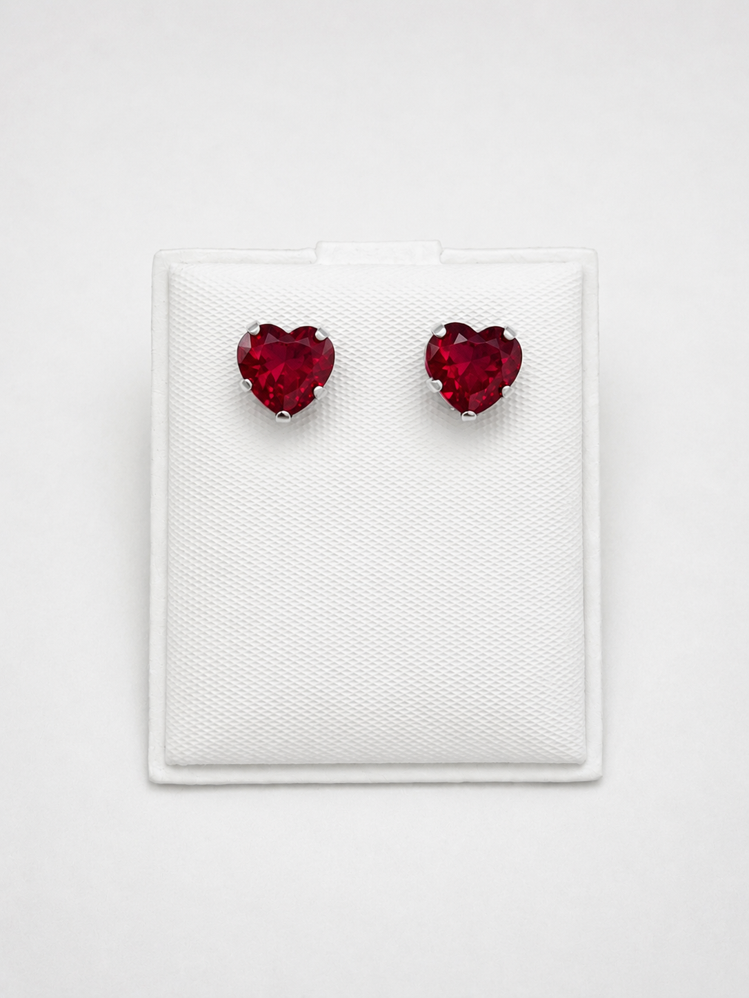 Aretes de corazón 14k rubi creado