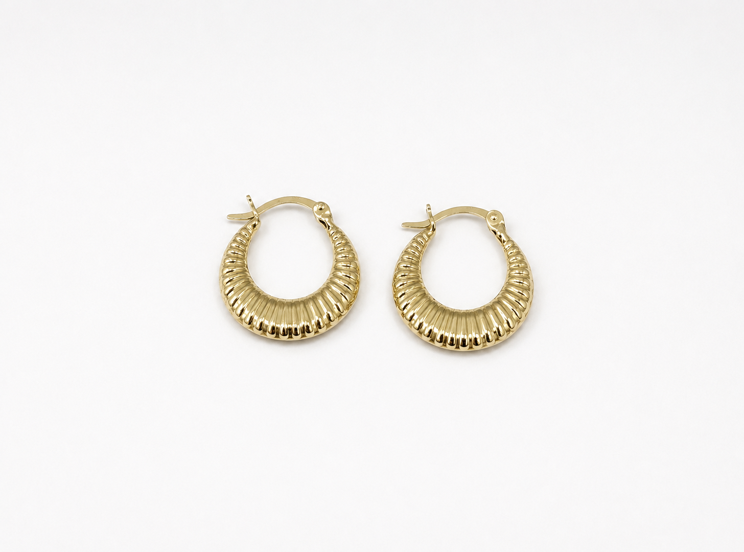 Argollas pequeñas con diseño 10k