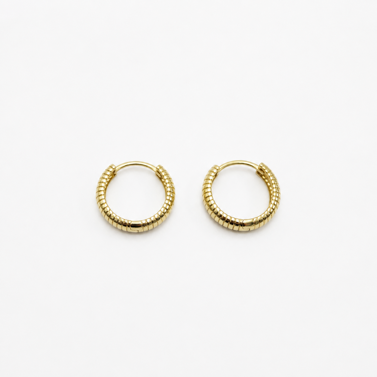 Argollas pequeñas con diseño 10k