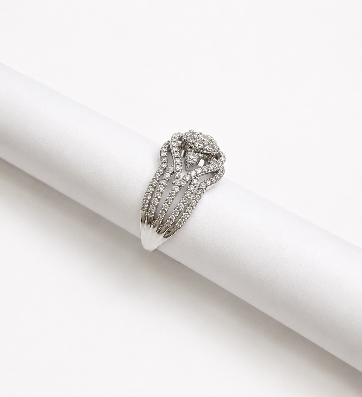 Anillo compromiso 10k oro blanco con diamante naturales
