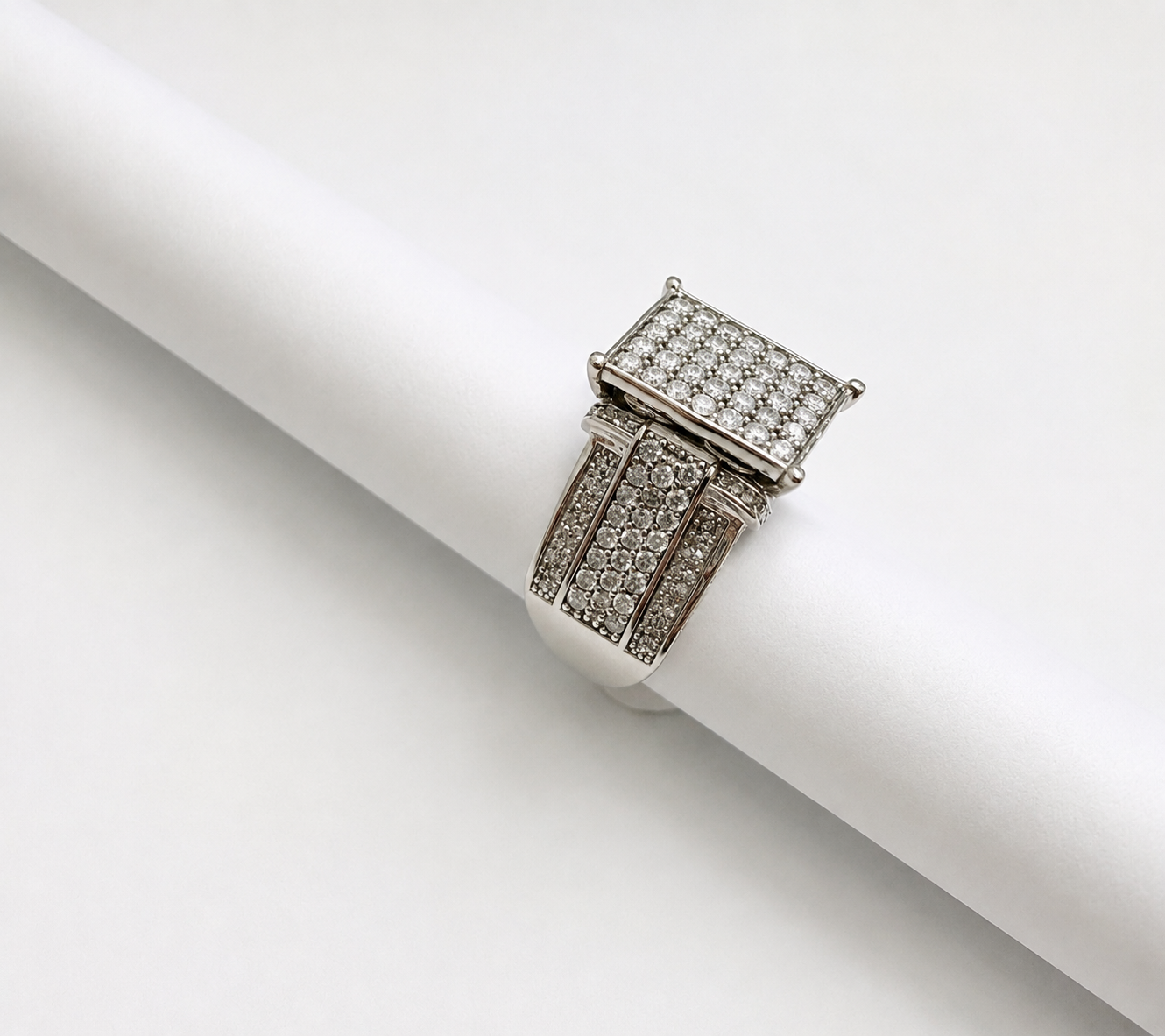 Anillo compromiso 10k oro blanco diamantes