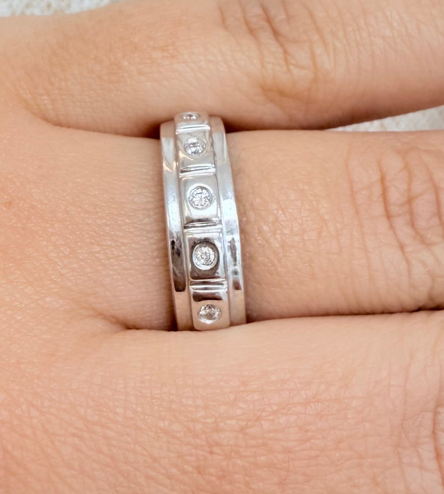 Alianza de matrimonio oro blanco diamantes naturales 18k