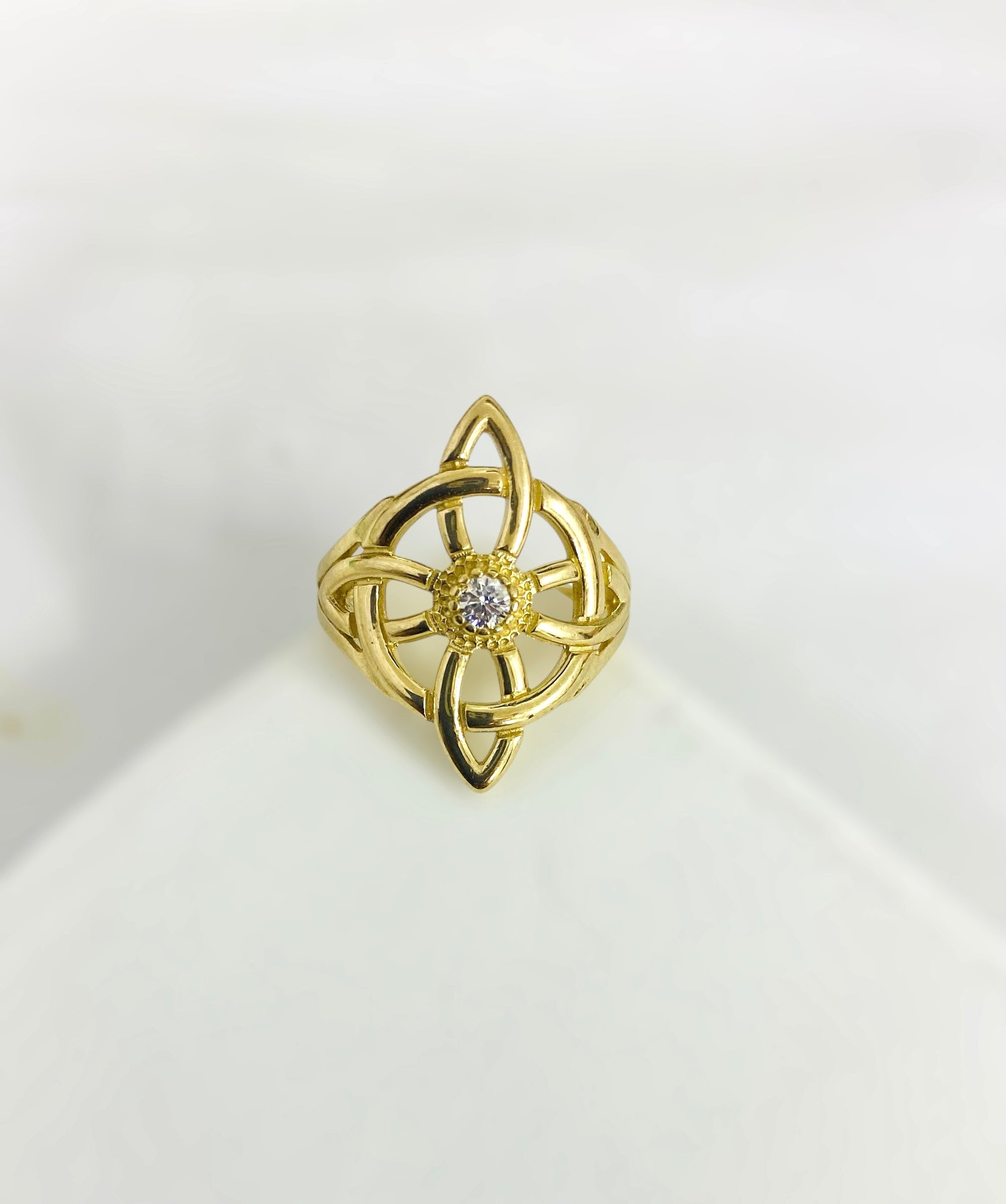 Anillo nudo de bruja 14k