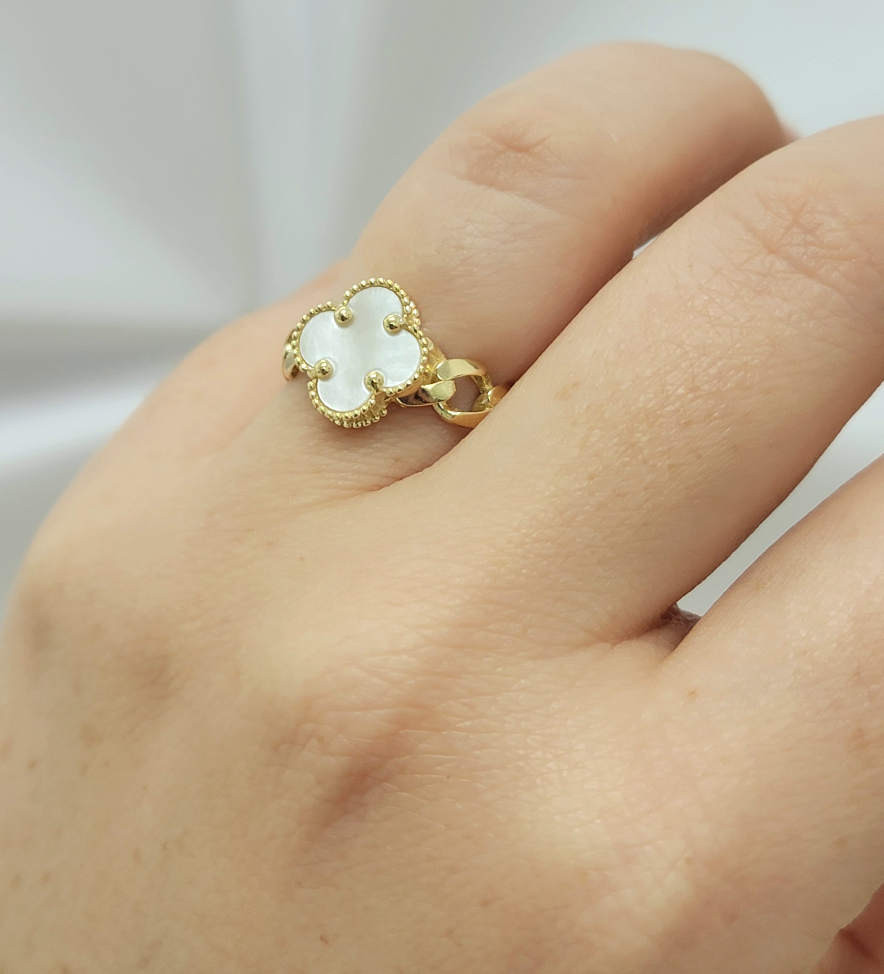 Anillo clover blanco con cadenita