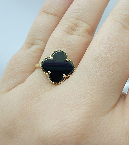 Anillo clover oscuro