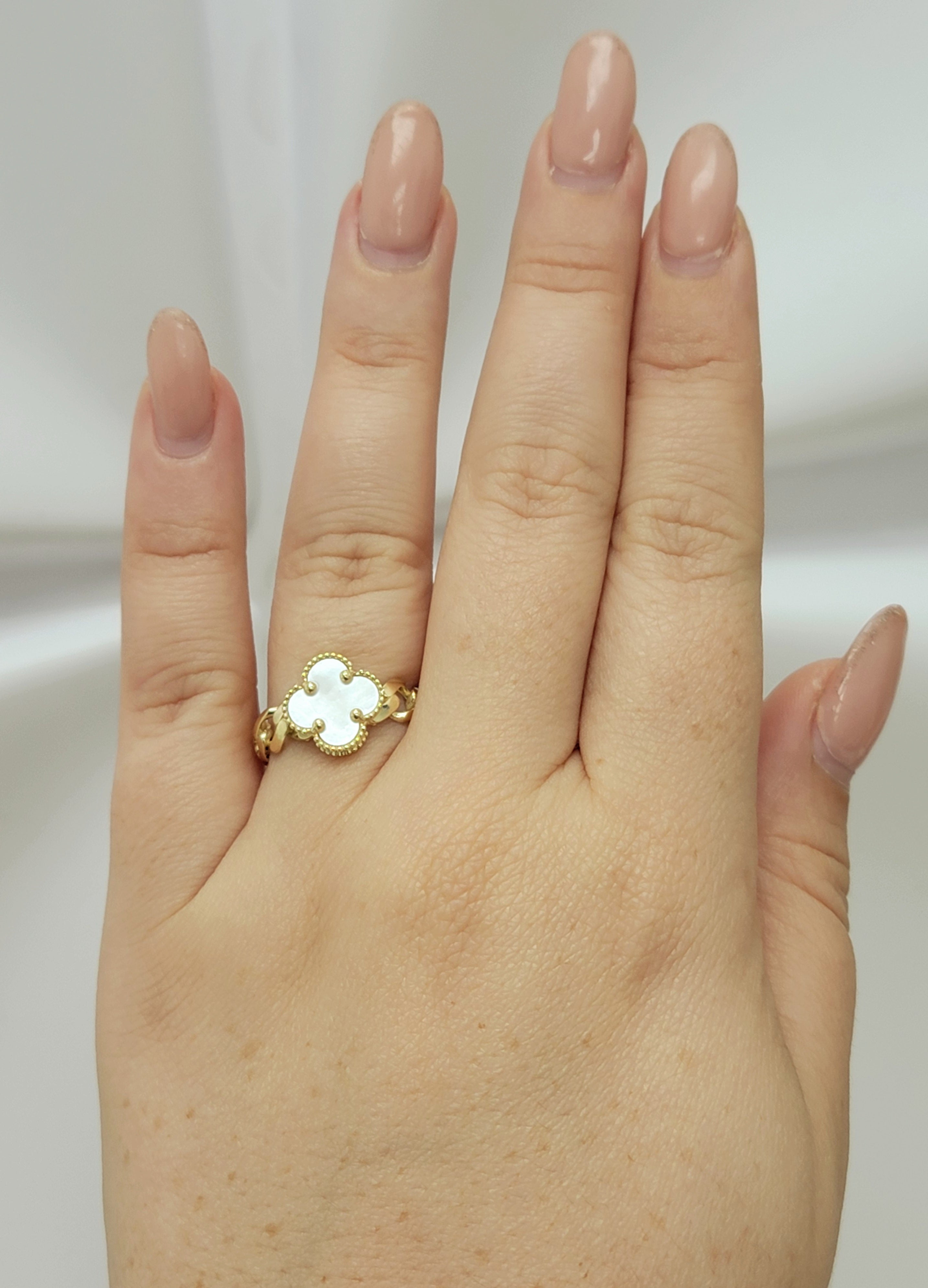 Anillo clover blanco con cadenita