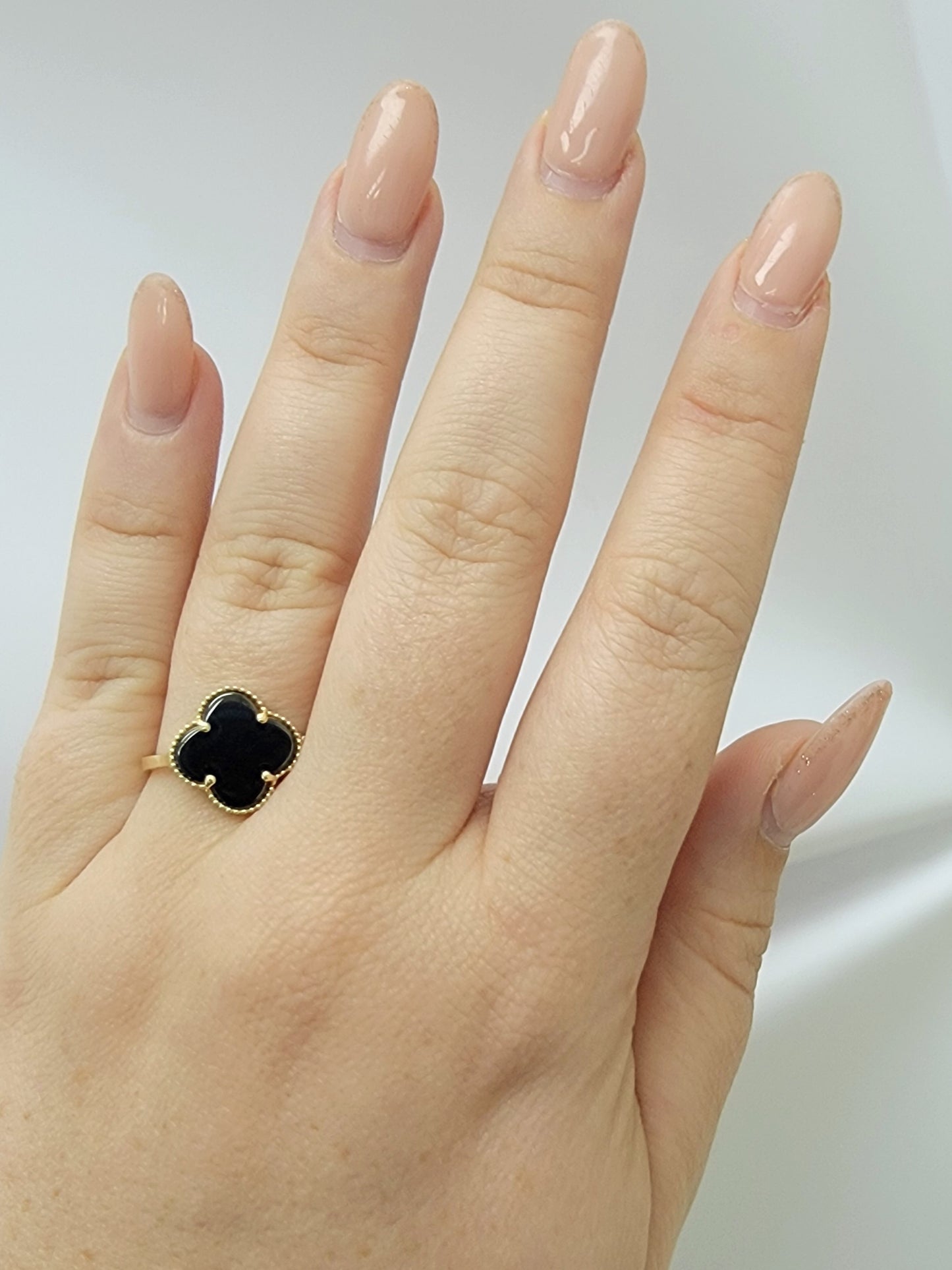 Anillo clover oscuro