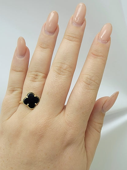 Anillo clover oscuro