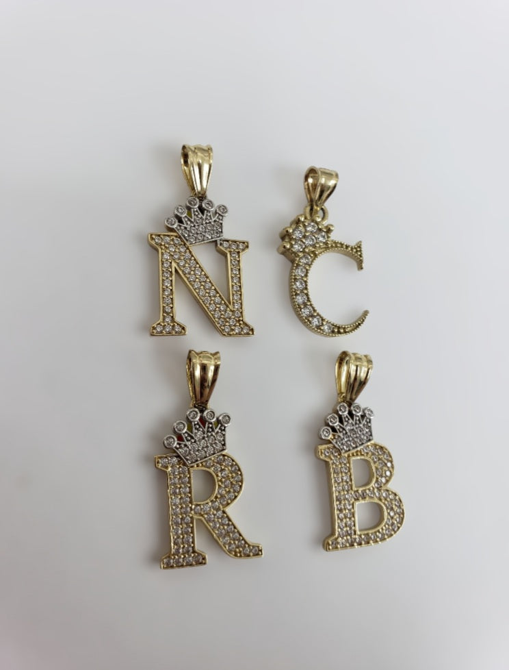 Dije de letras de inicial con corona grande 14K