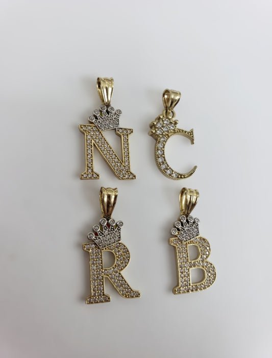 Dije de letras de inicial con corona grande 14K